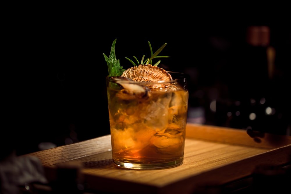 Likör im Glas, mit frischen Kräutern garniert