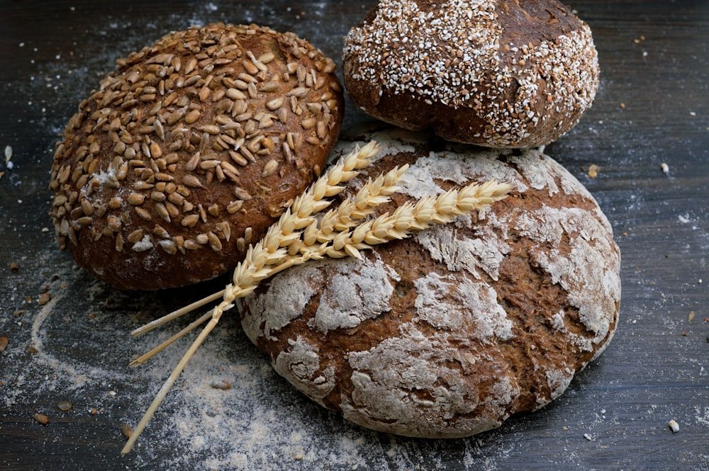 Rustikale Brotlaibe mit einer Weizenähre