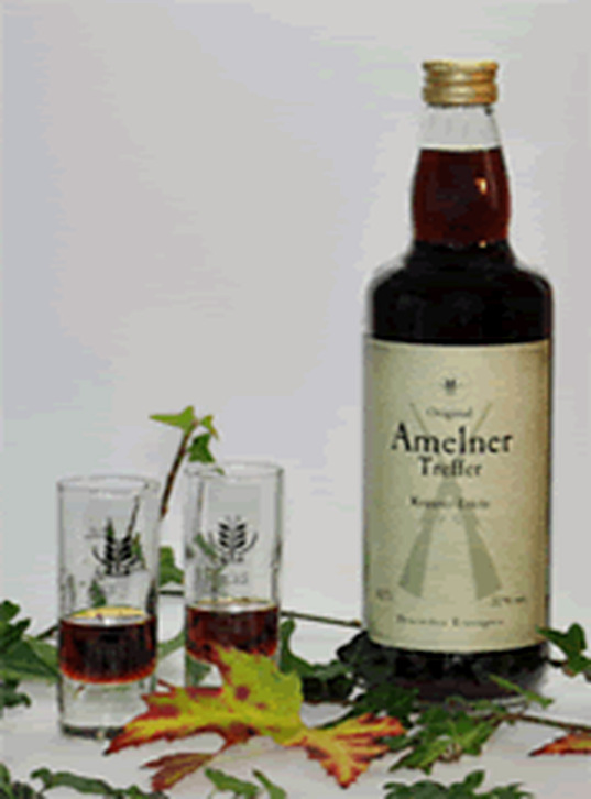 Flasche Amelner Treffer mit zwei gefüllten Likörgläsern