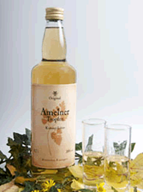 Flasche Amelner Tropfen mit zwei Likörgläsern